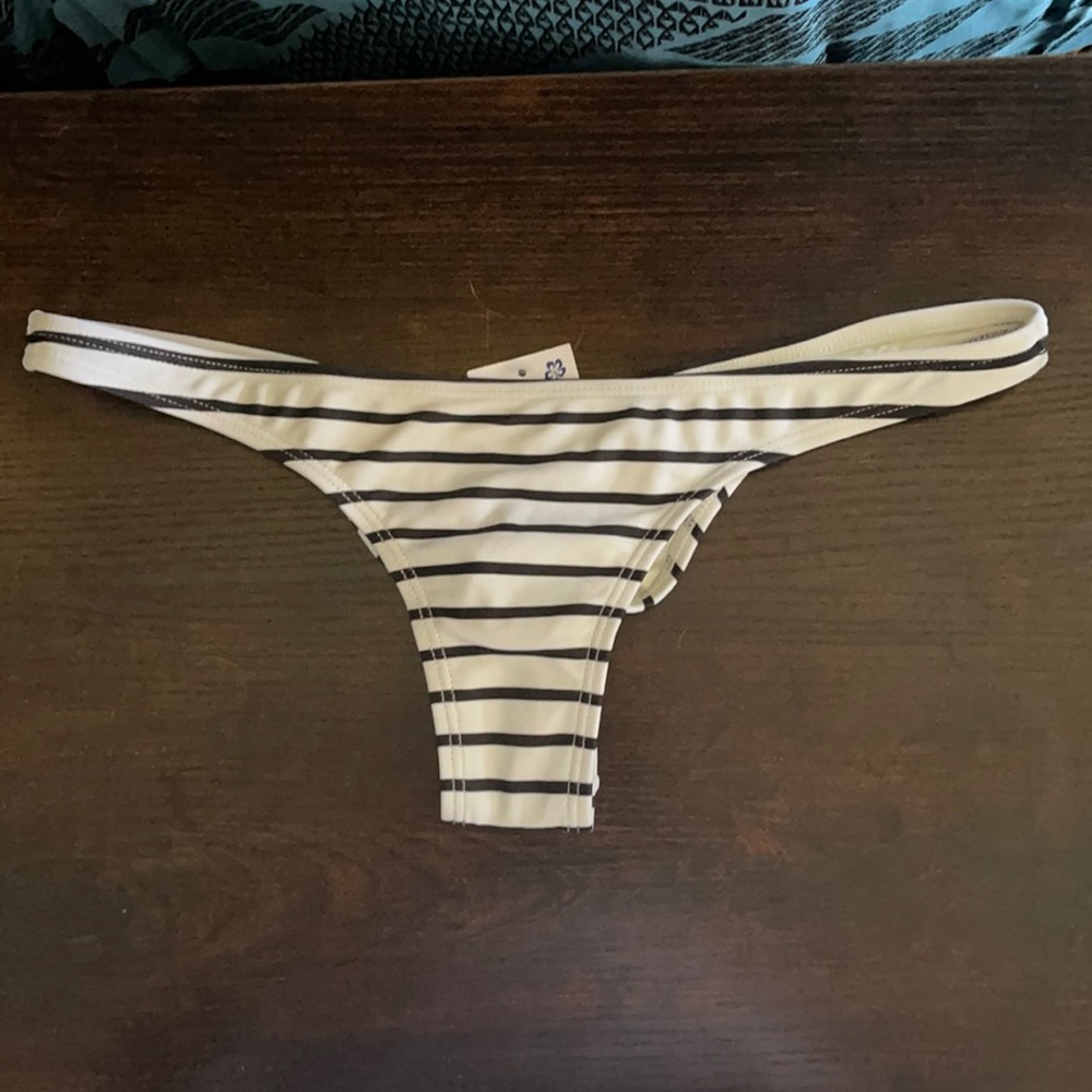 Pualani Scrunch Bottoms. Size M